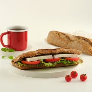 İçeriği beyaz peynir, domates, marul.