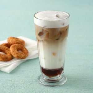 Buz, süt, Lavazza espresso ve karamel sos ile hazırlanan ice caramel latte