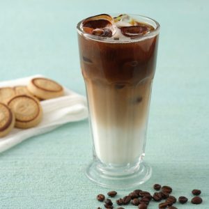 Buz, süt ve Lavazza espresso ile hazırlanan ice latte kahve