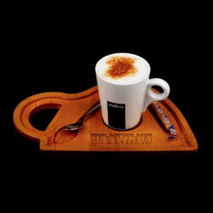 Tarçın ile servis edilen sıcak sahlep içeceği