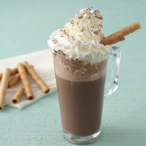 Sıcak süt ve çikolata ile hazırlanan sıcak çikolata içeceği